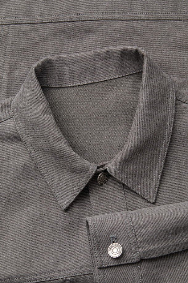 그레이 염색 코튼 트러커 재킷은 캐주얼, 미니멀 스타일을 즐기는 남성을 위한 아우터입니다. 봄, 가을에 적합하며, 데일리룩과 비즈니스 캐주얼에 활용하기 좋습니다. 면 소재로 제작되어 편안한 착용감을 선사하며, 레귤러 핏과 중간 두께감으로 간절기에 활용하기 좋습니다. 버튼 여밈 방식과 사이드 포켓 디테일이 특징이며, 무지 디자인으로 다양한 룩에 매치하기 용이합니다.
