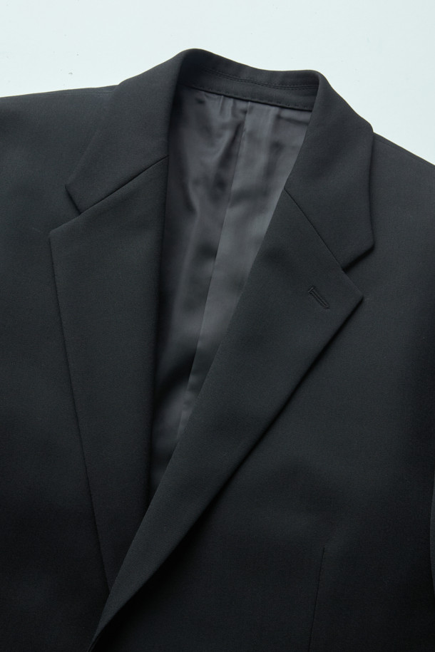 블랙 색상의 릴랙스 핏 울 블렌디드 셋업 재킷입니다. 가을과 겨울에 입기 좋은 두꺼운 두께감으로, 차분하고 시크한 스타일을 연출합니다. 싱글 버튼 디자인과 레귤러 기장으로 클래식하면서도 베이직한 분위기를 강조하며, 셋업으로도 활용 가능합니다. 울과 폴리에스터 혼방 소재로 제작되어 편안한 착용감을 선사합니다. 오피스룩, 비즈니스 캐주얼, 모임룩 등 다양한 TPO에 활용하여 세련된 스타일을 완성해 보세요.
