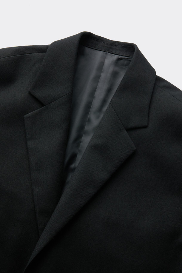 블랙 오버핏 코튼 울 셋업 재킷은 클래식과 베이직 무드를 동시에 연출하는 남성용 재킷입니다. 봄, 가을에 적합하며, 얇은 두께감으로 편안한 착용감을 선사합니다. 면, 울, 린넨 혼방 소재로 제작되어 고급스러운 질감을 자랑하며, 싱글 버튼, 레귤러 기장, 긴 소매 디자인으로 세련된 핏을 완성합니다. 셋업 스타일로 오피스룩, 비즈니스 캐주얼, 모임룩 등 다양한 TPO에 활용 가능하며, 미니멀하고 시크한 스타일을 연출하기 좋습니다. 2mm 어깨 패드와 아웃포켓 디테일이 돋보이는 블레이저 타입의 재킷입니다.
