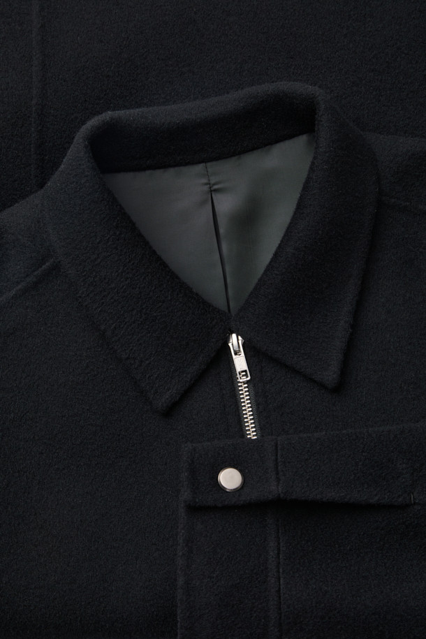 블랙 울 핸드메이드 재킷은 가을과 겨울, 두 계절에 걸쳐 활용하기 좋은 남성용 아우터입니다. 미니멀하고 베이직한 스타일을 추구하는 분들을 위한 릴랙스핏 디자인으로, 부드러운 촉감의 울과 캐시미어 혼방 소재로 제작되어 고급스러운 착용감을 선사합니다. 무지 디자인에 긴 소매 기장, 두꺼운 두께감으로 보온성을 높였으며, 출근룩, 비즈니스 캐주얼, 모임룩 등 다양한 TPO에 활용 가능합니다. YKK 2-Way 지퍼 디테일로 실용성을 더한 핸드메이드 코트 타입의 블랙 재킷으로, 시크하고 클래식한 스타일을 연출해보세요.
