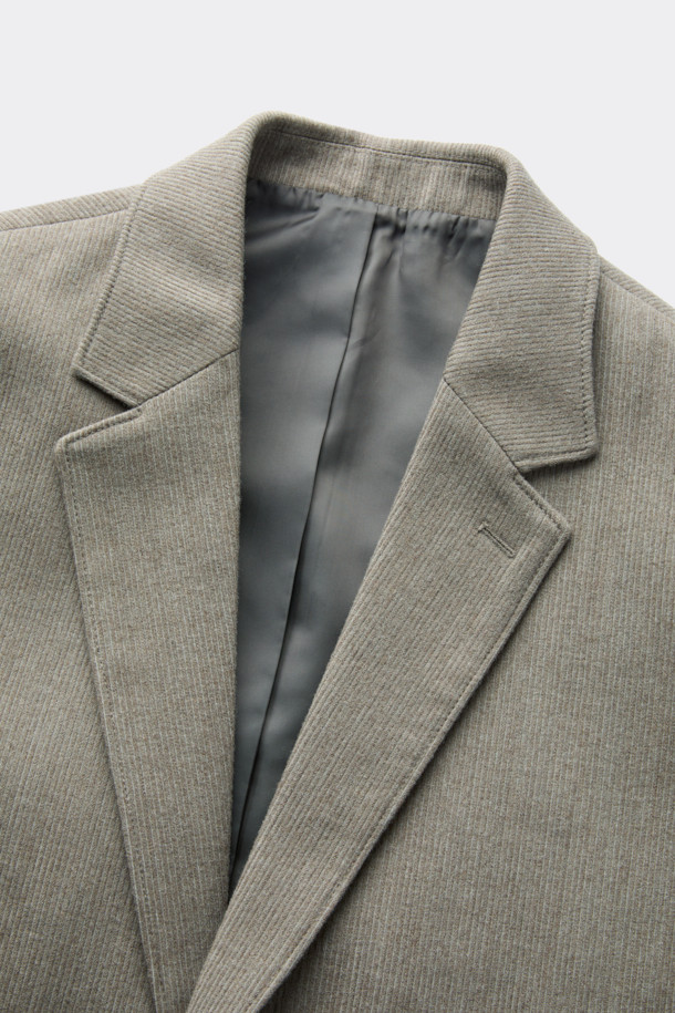 베이지 색상의 루즈 핏 코듀로이 셋업 재킷입니다. 가을과 겨울에 어울리는 두꺼운 두께감으로 보온성을 높였습니다. 싱글 버튼 방식의 블레이저 코트 타입이며, 캐주얼 및 베이직 스타일을 연출하기 좋습니다. 남성용으로, 출근룩, 비즈니스 캐주얼, 모임룩 등 다양한 TPO에 활용 가능합니다. 클래식, 미니멀, 캐주얼 스타일을 즐기는 분들께 추천합니다.
