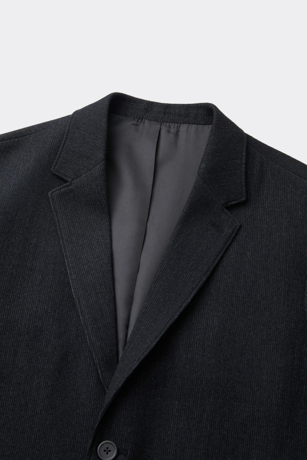 블랙 루즈핏 코듀로이 셋업 재킷은 가을과 겨울, 출근룩과 겨울 데일리룩에 활용하기 좋은 남성용 블레이저입니다. 캐주얼, 미니멀, 클래식 스타일을 아우르는 디자인으로, 무지 패턴의 블랙 컬러가 어떤 옷에도 무난하게 잘 어울립니다. 울, 폴리에스테르, 폴리우레탄, 코듀로이 혼방 소재로 제작되어 부드러운 촉감과 보온성을 제공합니다. 싱글 버튼 여밈과 루즈핏 디자인으로 편안한 착용감을 선사하며, 언컨스트럭티드 셋업 스타일로 세련된 분위기를 연출합니다. 긴 소매 기장의 크롭 재킷으로, 다양한 스타일을 연출할 수 있습니다.
