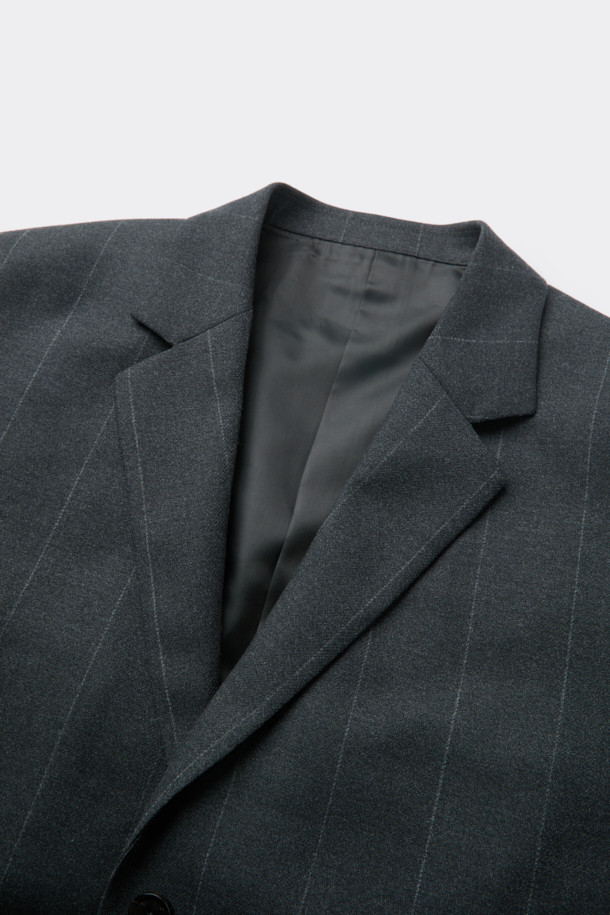 그레이 미드 렝스 스트라이프 셋업 재킷은 남성용 아우터로, 가을과 겨울에 착용하기 좋습니다. 클래식하고 미니멀한 스타일을 추구하는 분들께 적합하며, 오피스룩, 비즈니스 캐주얼, 모임룩 등 다양한 TPO에 활용할 수 있습니다. 릴랙스 핏에 울, 폴리에스테르, 캐시미어, 폴리우레탄 혼방 소재로 제작되어 두께감이 있으며, 허리끈과 벨트 고리로 디테일을 더했습니다. 블레이저 타입의 롱 기장 재킷으로, 세련된 스트라이프 패턴이 특징입니다.
