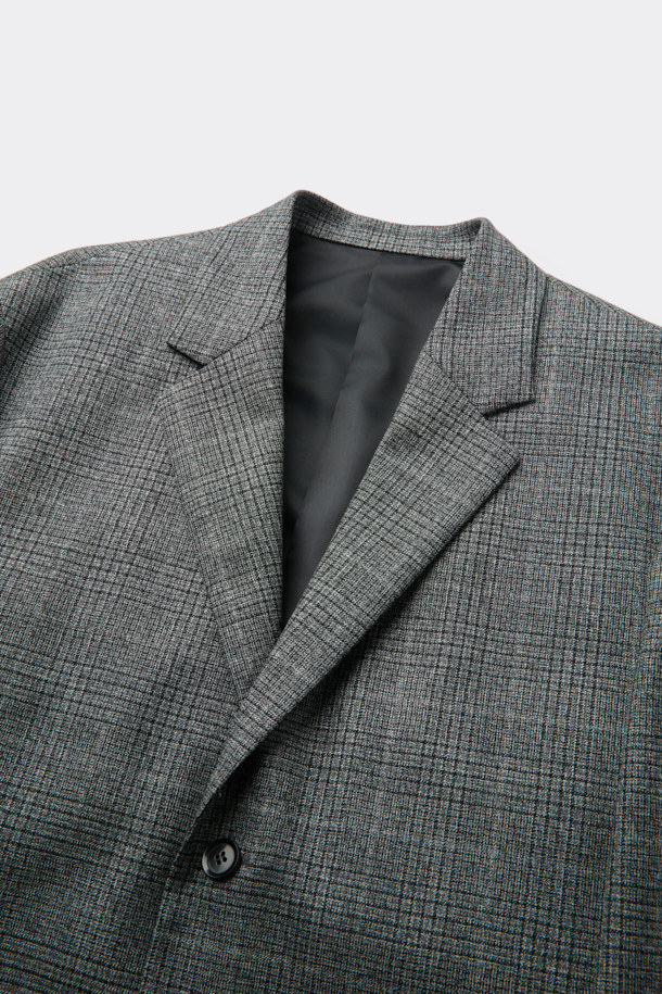 그레이 울 체크 재킷은 남성 고객을 위한 클래식하고 미니멀한 스타일의 아우터입니다. 가을과 겨울에 어울리는 두꺼운 두께감의 울 소재로 제작되었으며, 오버핏 블레이저 디자인에 싱글 버튼 여밈 방식으로 세련된 느낌을 더했습니다. 2mm 어깨 패드와 셋업 라펠 디테일이 특징이며, 체크 패턴이 은은하게 포인트가 됩니다. 오피스룩, 비즈니스 캐주얼, 모임룩 등 다양한 TPO에 적합하며, 시크한 매력을 연출합니다.
