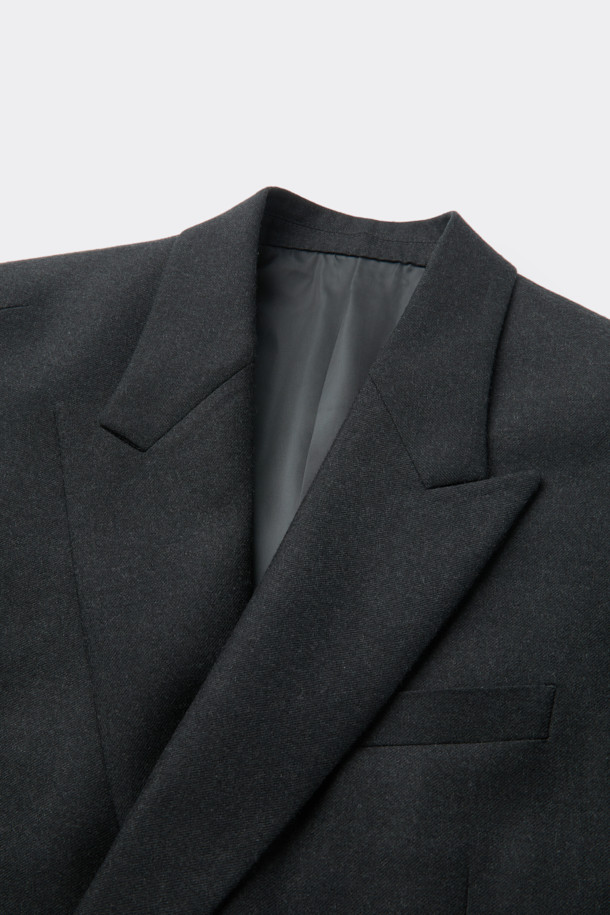 그레이 컬러의 오버사이즈 핏 울 셋업 더블 재킷입니다. 클래식 무드의 무지 디자인으로, 가을과 겨울에 따뜻하게 착용할 수 있습니다. 릴랙스핏과 오버핏으로 편안한 착용감을 선사하며, 피크드 라펠과 더블 버튼, 더블브레스트 디자인이 특징입니다. 오피스룩, 비즈니스 캐주얼, 모임룩 등 다양한 TPO에 활용 가능하며, 미니멀하고 시크한 스타일을 연출하기 좋습니다. 두꺼운 울 소재로 제작되어 보온성이 뛰어나고, 긴 소매 기장으로 안정감을 더합니다.
