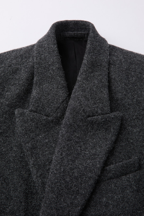 HED MAYNER (헤드 메이너)의 Grey Wool Falling Back 재킷은 모던하면서도 클래식한 스타일을 추구하는 남성을 위한 아우터입니다. 릴랙스 핏으로 편안함을 제공하며, 두꺼운 울 소재와 부드러운 촉감으로 가을과 겨울에 따뜻하게 착용할 수 있습니다. 와이드 피크드 라펠, 구조적인 어깨 패드, 후면 드레이프 디자인이 특징이며, 테일러드 코트 타입으로 오피스룩, 비즈니스 캐주얼, 모임룩 등 다양한 TPO에 활용 가능합니다. 내부 포켓과 큐프라 비스코스 혼방 안감으로 실용성과 고급스러움을 더했습니다. 미니멀하고 시크한 스타일을 선호하는 분들께 추천합니다.
