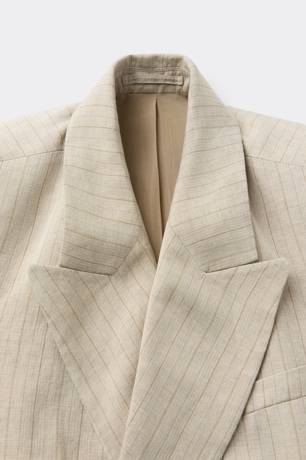 HED MAYNER (헤드 메이너)의 아이보리 린넨 Falling Back 재킷입니다. 부드러운 린넨과 레이온 혼방 소재로 제작되어 봄, 여름 시즌에 적합하며, 릴랙스 핏으로 편안한 착용감을 선사합니다. 와이드 피크드 라펠과 구조적인 어깨 패드가 특징이며, 비대칭 실루엣과 후면 드레이프 디자인으로 모던하고 미니멀한 스타일을 연출합니다. 데이트룩, 오피스룩, 비즈니스 캐주얼 등 다양한 TPO에 시크하게 매치할 수 있는 테일러드 재킷입니다. 안감은 큐프라 비스코스 소재를 사용하여 부드러운 촉감을 더했습니다.
