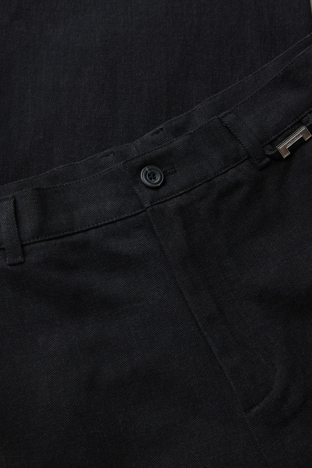 **블랙 염색 면 바지**

남성용 블랙 컬러의 면 소재 코튼 팬츠입니다. 베이직한 스타일의 긴 기장 스트레이트핏 바지로, 사계절 내내 활용하기 좋습니다. 일상복과 출근룩 모두 소화 가능한 미니멀, 클래식, 캐주얼 스타일을 연출할 수 있습니다. 무지 디자인에 메탈 장식으로 포인트를 더했으며, 밴딩 처리가 없는 것이 특징입니다.
