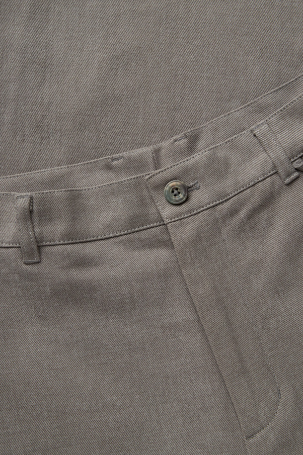 그레이 컬러의 면 100% 소재로 제작된 남성용 코튼 팬츠입니다. 데님과 유사한 다잉 코튼 트윌 소재를 사용하여 내구성과 스타일을 동시에 갖췄습니다. 베이직하고 캐주얼한 스타일로, 봄, 가을 시즌에 활용하기 좋습니다. 스트레이트핏으로 편안한 착용감을 선사하며, 허리 오비에는 메탈 장식이 더해져 포인트를 더했습니다. 출근룩과 비즈니스 캐주얼, 캐주얼, 미니멀, 클래식 스타일 연출에 적합합니다.
