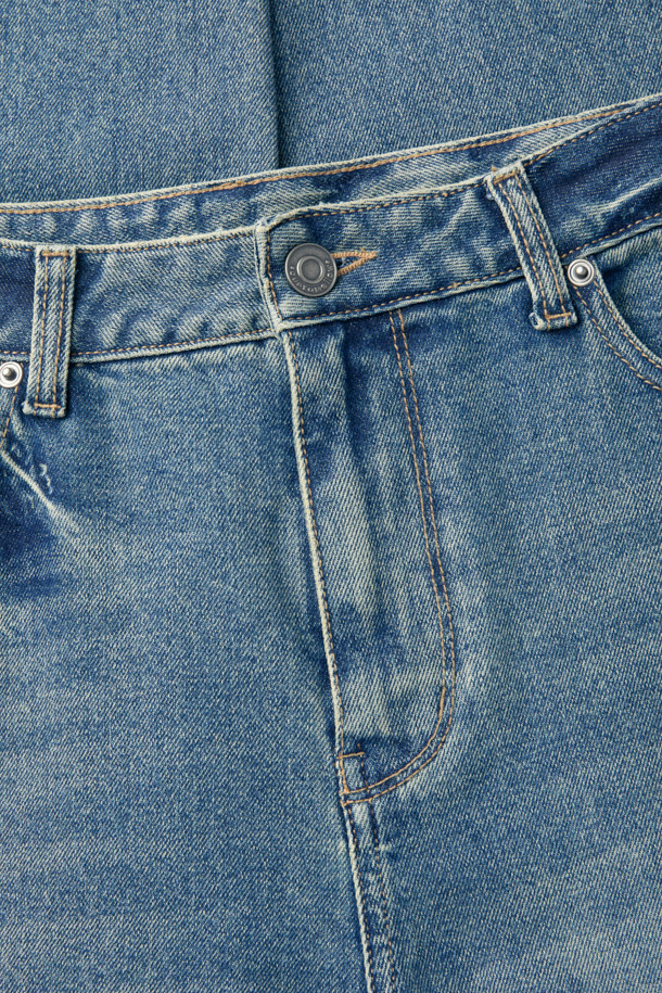 **블루 레귤러 핏 데님 팬츠**는 베이직하면서도 캐주얼한 스타일을 연출하는 남성용 긴바지입니다. 봄, 가을 시즌에 적합하며, 무지 디자인에 레귤러 핏과 테이퍼드 핏으로 편안한 착용감을 제공합니다. 데님 소재 특유의 견고함과 바이오 워싱 처리로 부드러운 촉감을 느낄 수 있습니다. 캐주얼, 미니멀, 클래식 스타일을 즐겨 입는 남성분들에게 추천합니다. 일상생활에서 폭넓게 활용할 수 있는 아이템입니다.
