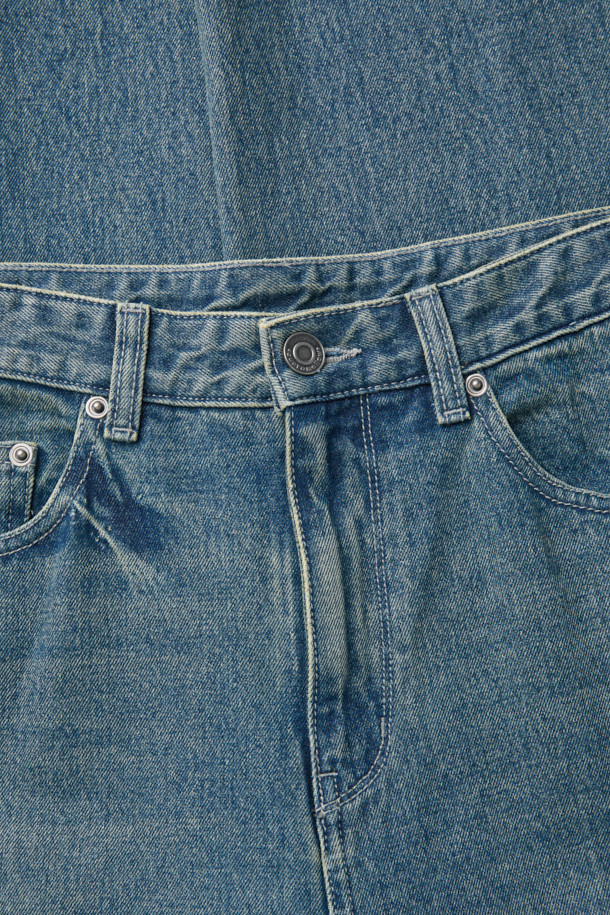 블루 스트레이트 핏 청바지는 남성분들을 위한 베이직하고 캐주얼한 디자인의 데님 팬츠입니다. 사계절 내내 활용 가능하며, 일상복뿐만 아니라 데이트룩이나 출근룩으로도 손색없는 아이템입니다. 바이오 워싱, 스톤 워싱, 도밍고 워싱 처리를 통해 자연스러운 색감과 부드러운 착용감을 제공합니다. 무지 디자인에 옐로우 컬러 틴 브러쉬 디테일로 포인트를 더했으며, 스트레이트 핏으로 캐주얼, 클래식, 미니멀 스타일 모두 소화 가능합니다.
