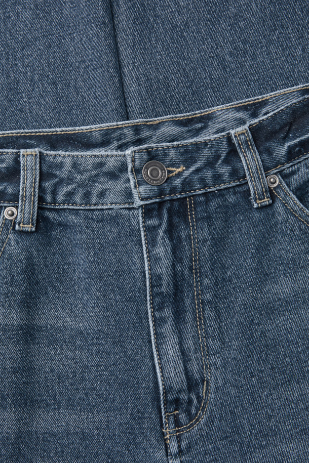 다크 블루 색상의 남성용 스트레이트 핏 데님 팬츠입니다. 사계절 모두 착용 가능하며, 캐주얼, 미니멀, 클래식 스타일을 연출하기 좋습니다. 무지 디자인으로 어떤 상의에도 잘 어울리며, 바이오 워싱, 스톤 워싱, 도밍고 워싱 처리를 거쳐 자연스러운 색감과 부드러운 촉감을 선사합니다. 출근룩이나 데이트룩처럼 다양한 TPO에 활용할 수 있으며, 일자 핏으로 편안하면서도 세련된 실루엣을 완성합니다. 중청 두께감으로 사계절 내내 활용하기 좋습니다.
