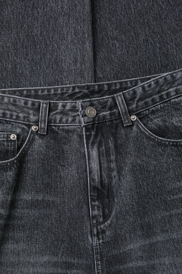 그레이 색상의 남성용 스트레이트 핏 데님 팬츠입니다. 사계절 모두 착용 가능하며, 일상 및 출근룩, 비즈니스 캐주얼에 적합합니다. 베이직하고 캐주얼한 스타일로 미니멀, 클래식한 무드를 연출합니다. 바이오워싱, 스톤워싱, 도밍고 워싱 기법으로 제작되어 자연스러운 색감과 부드러운 촉감을 선사합니다. 무지 디자인의 긴 기장으로, 어떤 상의에도 잘 어울려 활용도가 높습니다.
