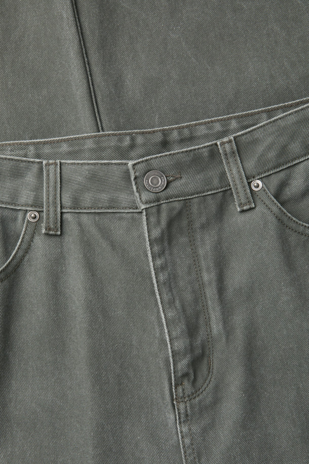 **Green 스트레이트 핏 다잉 팬츠**는 캐주얼, 미니멀, 클래식 스타일을 아우르는 남성용 바지입니다. 톤 다운된 그린 컬러의 면 소재로 제작되어 봄, 가을에 착용하기 좋으며, 일상복과 출근룩 모두 소화 가능한 실용적인 아이템입니다. 스트레이트 핏으로 편안한 착용감을 선사하며, 피그먼트 다잉 및 바이오 워싱 처리하여 자연스러운 색감과 부드러운 촉감을 더했습니다. 무지 디자인으로 어떤 상의와도 쉽게 매치할 수 있어 활용도가 높습니다.
