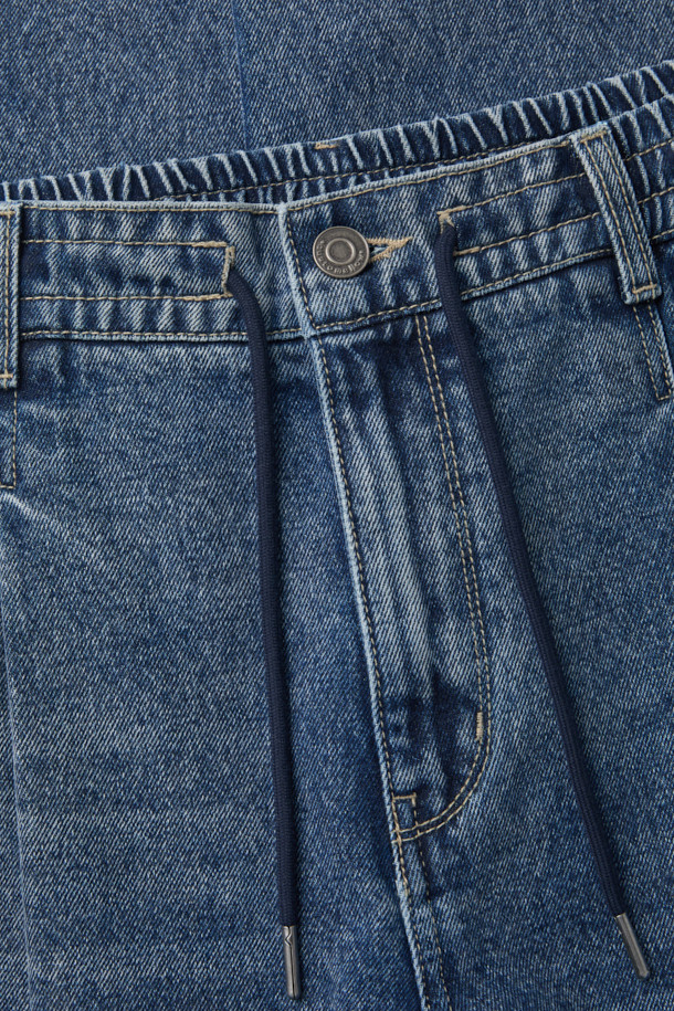 블루 루즈핏 드로우스트링 청바지는 일상, 산책, 캠핑 등 다양한 상황에 어울리는 남성용 데님 팬츠입니다. 루즈핏과 스트레이트 핏으로 편안함을 강조하며, 봄, 가을에 착용하기 좋습니다. 무지 디자인에 피그먼트 워싱과 바이오 워싱 처리를 더하여 자연스러운 멋을 냈습니다. 허리 밴딩과 드로우스트링으로 편안한 착용감을 제공하며, 캐주얼, 미니멀, 시티보이 스타일을 연출하기에 좋습니다.

