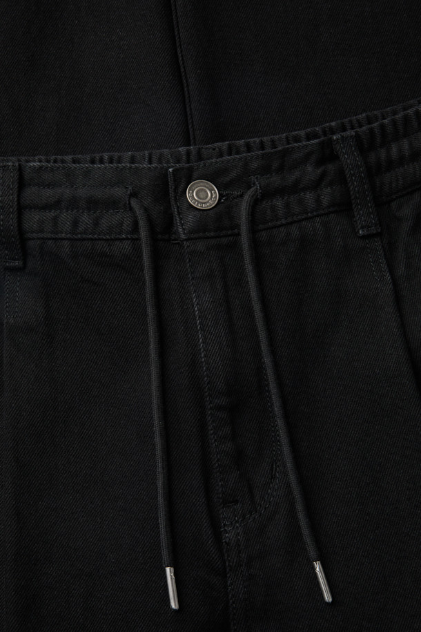 블랙 루즈핏 드로우스트링 청바지를 소개합니다. 편안한 착용감을 선사하는 루즈핏으로, 캐주얼하고 미니멀한 스타일을 연출하기 좋습니다. 부드러운 데님 소재에 바이오 워싱과 스톤 워싱 처리를 더해 자연스러운 멋을 더했습니다. 허리 부분은 드로우스트링(조임 끈)으로 조절하여 편리하게 착용할 수 있으며, 사계절 내내 활용하기 좋은 아이템입니다. 일상복으로 편안하게 즐겨 입을 수 있는 남성 데님팬츠입니다.
