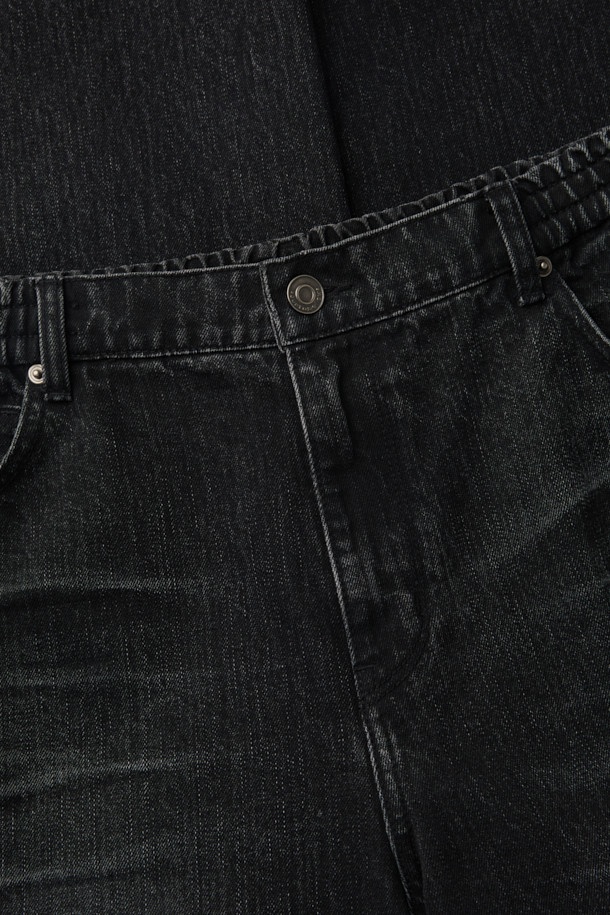 블랙 와이드 핏 엠보 워싱 데님 팬츠는 남성 고객을 위한 캐주얼 스타일의 아이템입니다. 사계절 모두 착용 가능하며, 출근룩과 모임룩에 모두 잘 어울립니다. 넉넉한 와이드 핏으로 편안함을 강조했으며, 스톤 워싱과 엠보 워싱 디테일이 빈티지한 멋을 더합니다. 허리에는 스트링이 있어 사이즈 조절이 용이합니다. 미니멀, 시티보이 스타일을 즐겨 입는 분들께 추천합니다.
