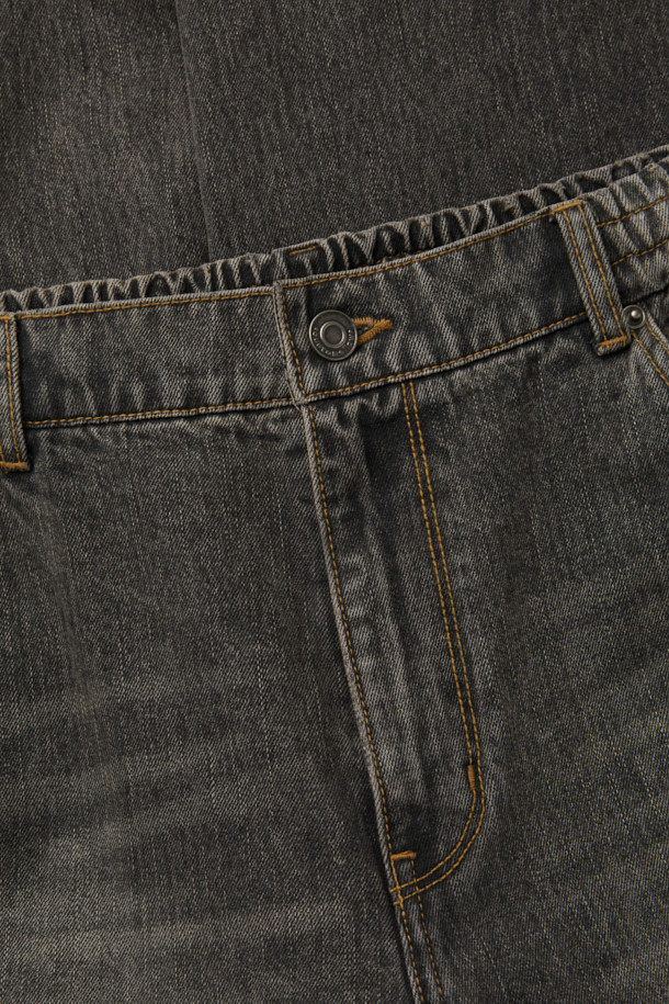 **브라운 와이드 핏 청바지**는 캐주얼, 미니멀, 클래식 스타일을 아우르는 남성 데님 팬츠입니다. 봄, 가을에 적합하며, 넉넉한 와이드 핏과 긴 기장으로 편안함과 스타일을 동시에 제공합니다. 데님 소재에 스톤워싱 및 가먼트다잉 공법을 더해 자연스러운 색감과 빈티지한 매력을 살렸습니다. 스트링 밴딩 처리로 허리 조절이 용이하며, 무지 디자인으로 다양한 상의와 손쉽게 매치할 수 있습니다. 일상에서 편안하게 착용하기 좋은 와이드핏 청바지입니다.
