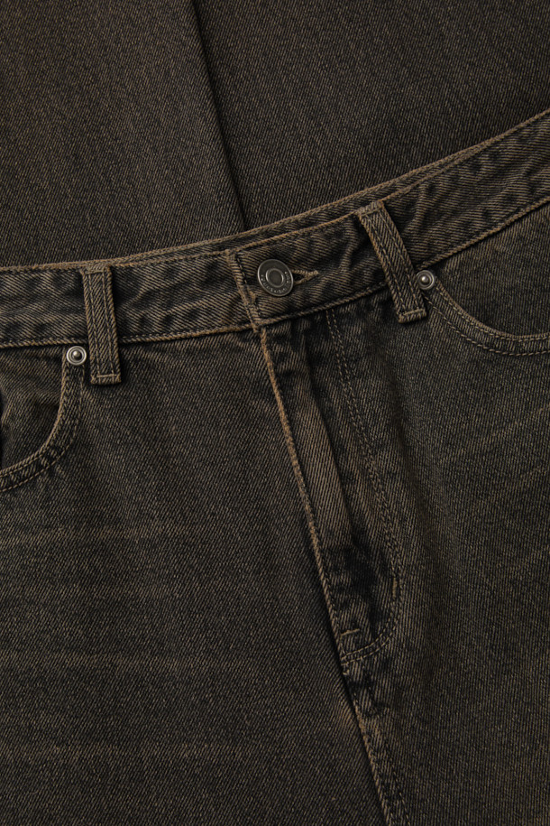 브라운 컬러의 데님 소재 "브라운 다트 디테일 청바지"입니다. 벌룬핏 루즈핏으로 편안한 착용감을 선사하며, 봄, 가을 시즌에 적합합니다. 바이오워싱과 스톤워싱 처리된 데님은 부드러운 촉감과 자연스러운 워싱 디테일을 자랑합니다. 다트 디테일과 아웃심 커브 디자인이 돋보이며, 캐주얼 및 미니멀 스타일의 산책룩에 활용하기 좋습니다. 남녀 모두 착용 가능한 디자인으로, 일상에서 폭넓게 활용할 수 있습니다.
