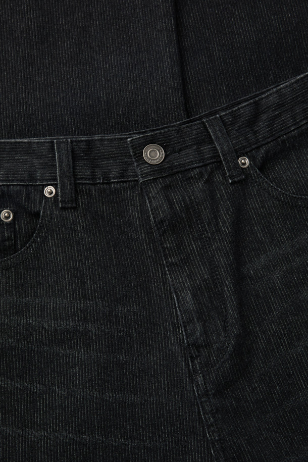 블랙 다트 디테일 코듀로이 청바지는 가을, 겨울 시즌에 어울리는 남성용 벌룬핏 팬츠입니다. 코듀로이와 데님 소재를 혼방하여 제작되었으며, 두께감 있는 원단으로 포근한 착용감을 선사합니다. 다트 디테일과 아웃심 커브 디자인이 특징이며, 바이오 워싱 및 스톤 워싱 가공을 거쳐 빈티지한 무드를 더했습니다. 캐주얼, 미니멀, 클래식 스타일을 즐겨 입는 분들께 추천하며, 루즈핏으로 편안하게 착용 가능합니다.
