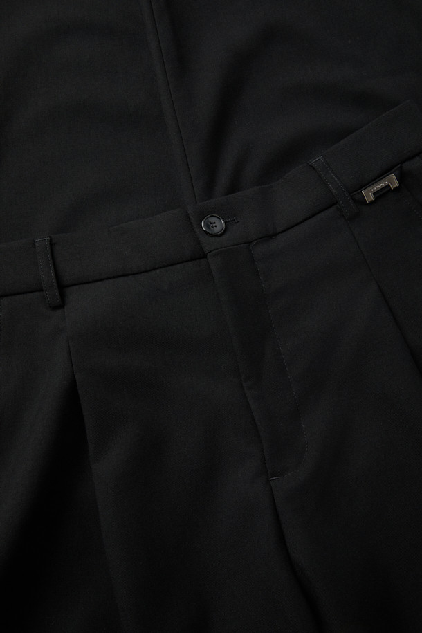 블랙 와이드 핏 팬츠는 남성용 슬랙스로, 일상, 오피스룩, 비즈니스 캐주얼, 모임룩 등 다양한 TPO에 적합합니다. 레이온, 폴리에스테르, 울, 폴리우레탄 혼방 소재로 제작되어 부드러운 촉감을 선사하며, 사계절 내내 착용 가능합니다. 와이드핏에 롱 기장으로, 클래식, 미니멀, 시크 스타일을 연출하기 좋습니다. 허리 부분에 원턱 디테일과 메탈 장식이 더해져 세련된 느낌을 더하며, 하프 밴딩 처리로 편안한 착용감을 제공합니다. 무지 디자인으로 어떤 상의와도 매치하기 용이합니다.
