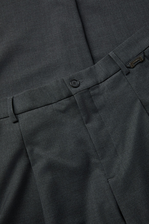 그레이 와이드 핏 팬츠는 남성을 위한 베이직 스타일의 긴 바지입니다. 레이온, 폴리에스테르, 울, 폴리우레탄 혼방 소재로 제작되어 부드러운 촉감을 선사하며, 봄, 가을에 착용하기 좋습니다. 와이드 핏으로 편안함을 강조했으며, 하프 밴딩과 원턱 디테일, 허리 오비 메탈 장식이 특징입니다. 출근룩, 비즈니스 캐주얼, 모임룩 등 다양한 TPO에 활용 가능하며, 클래식, 미니멀, 시크 스타일을 연출하기 좋습니다.
