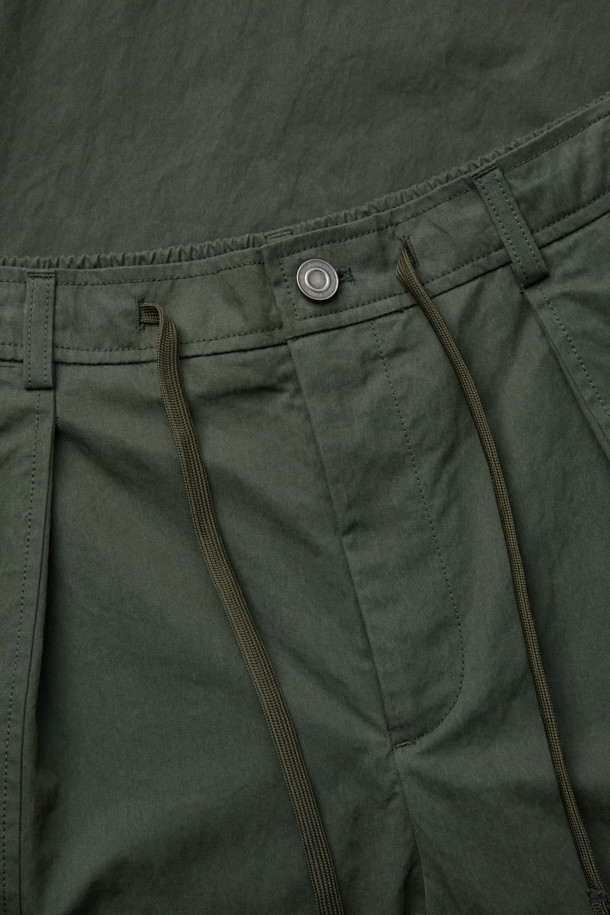 캐주얼 무드의 남성용 카키 플레어 팬츠입니다. 면과 나일론 혼방 소재로 제작되어 봄, 가을에 적합하며, 하프 밴딩으로 편안한 착용감을 제공합니다. 무지 디자인에 긴 기장으로, 미니멀한 스타일을 연출하기 좋습니다. 하단 핏은 스냅과 E-스트링으로 조절 가능하여 다양한 스타일을 연출할 수 있습니다.
