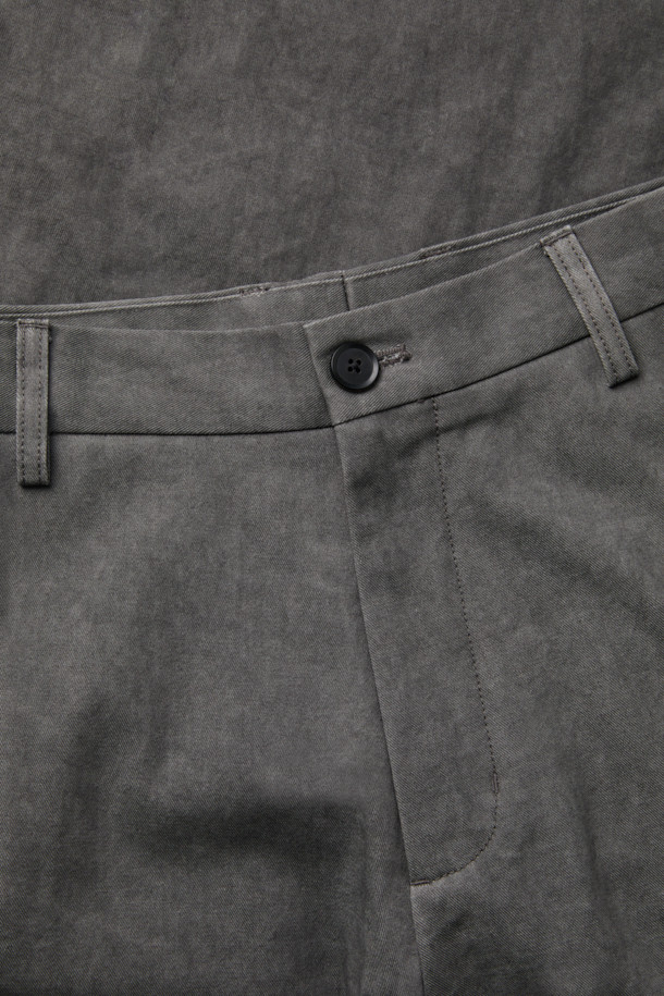 그레이 컬러의 Grey Volume Incision 팬츠는 캐주얼 및 미니멀 스타일을 즐기는 남성 고객을 위한 제품입니다. 면 소재로 제작되어 편안한 착용감을 제공하며, 루즈핏 벌룬핏으로 트렌디한 실루엣을 연출합니다. 절개 라인, 장식 다트, 장식 스티치 등의 디자인 디테일이 돋보이며, 밴딩 처리로 활동성을 높였습니다. 일상에서 편안하게 착용하기 좋은 팬츠입니다.
