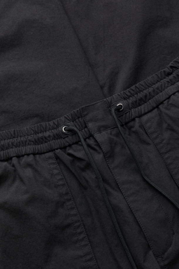 블랙 멀티 포켓 팬츠는 남성용 캐주얼 스타일의 긴 바지입니다. 면 소재로 제작되어 사계절 내내 편안하게 착용할 수 있으며, 밴딩 허리 스트링과 밑단 스트링, 스토퍼 디테일로 편안한 착용감을 제공합니다. 루즈핏으로 제작되어 여유로운 실루엣을 연출하며, 다양한 수납을 위한 멀티 포켓 디자인으로 실용성을 더했습니다. 미니멀하고 시티보이 스타일을 즐기는 분들께 추천합니다.
