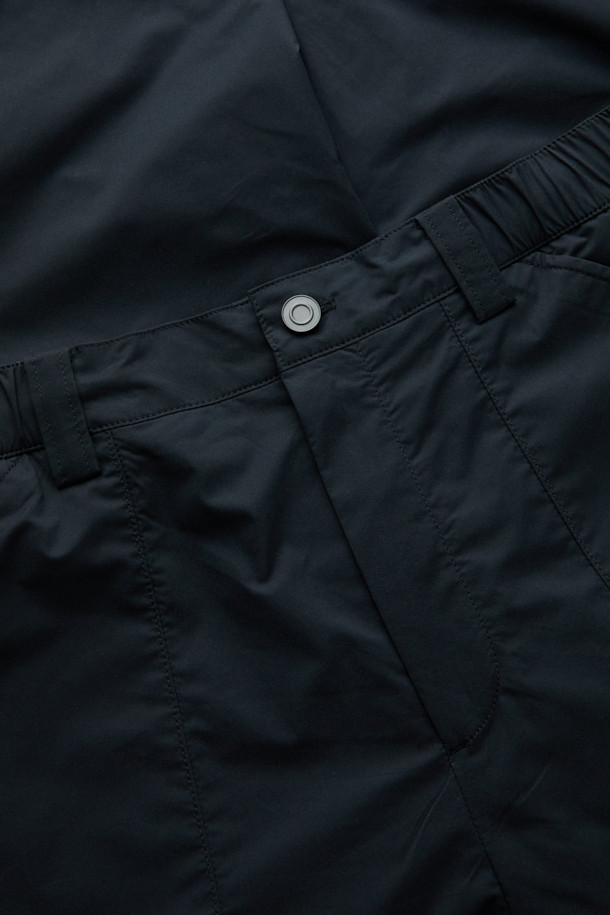 블랙 카고 파라슈트 팬츠는 남성용 와이드핏 긴바지입니다. 봄, 가을에 착용하기 좋으며, 스트릿과 캐주얼 스타일을 연출할 수 있습니다. 무지 패턴의 폴리에스테르 소재로 제작되었으며, 파라슈트 레이어 디자인과 스트링 디테일이 특징입니다. 밴딩 처리로 편안한 착용감을 제공하며 미니멀한 스타일에도 잘 어울립니다.
