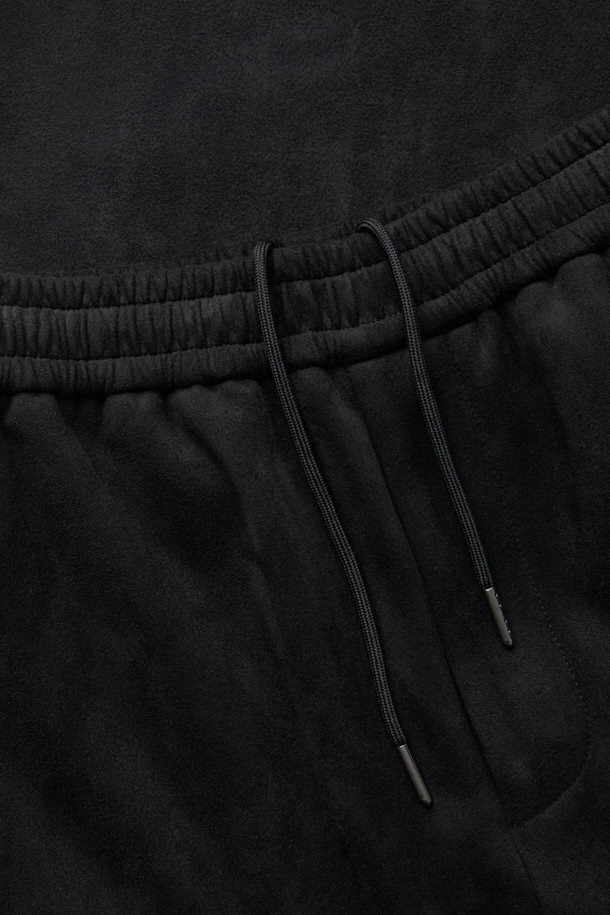 블랙 폴리 스웨이드 트랙 팬츠는 부드러운 촉감의 인조 스웨이드 소재로 제작되어 편안한 착용감을 선사합니다. 남성용으로, 캐주얼 및 스포티 스타일을 모두 소화할 수 있는 릴랙스핏 긴바지입니다. 사계절 내내 활용 가능하며, 일상복으로 적합합니다. 무지 디자인으로 미니멀한 스타일을 연출하기 좋습니다. 폴리에스테르, 폴리우레탄 혼방으로 제작되어 내구성이 뛰어나며 관리가 용이합니다.
