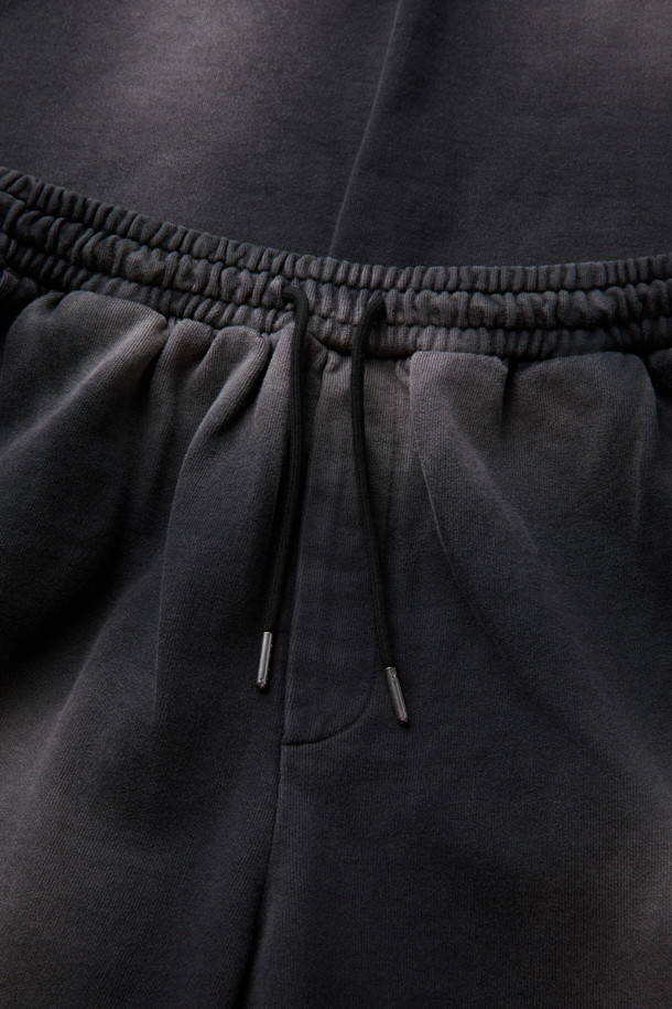 다크 그레이 염색 스웻 팬츠는 편안한 일상과 스타일리시한 연출을 위한 캐주얼룩을 완성합니다. 면 소재의 루즈핏 긴바지로, 집콕룩이나 산책룩에 적합하며 미니멀, 스트리트 스타일을 즐기는 분들께 추천합니다. 다잉 가공과 탈색 브러쉬 가공을 거쳐 빈티지한 멋을 더했으며, 허리 스트링과 밑단 스트링 스토퍼로 핏 조절이 용이합니다. 다크 그레이 컬러는 어떤 상의와도 잘 어울려 활용도가 높습니다.
