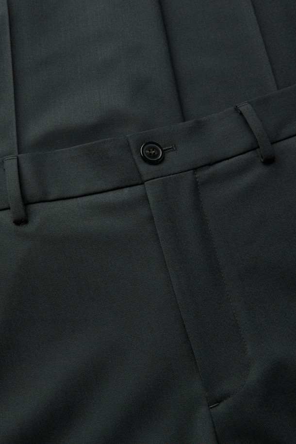 남성용 블랙 릴렉스 핏 울 블렌드 셋업 팬츠입니다. 가을, 겨울 시즌에 어울리는 포멀하고 클래식한 스타일의 긴 바지입니다. 울 30.6%, 폴리에스테르 69.4% 혼방 소재로 제작되어 편안한 착용감을 선사하며, 하프 밴딩 처리로 활동성을 더했습니다. 오피스룩, 비즈니스 캐주얼, 출근룩 등 다양한 TPO에 활용 가능하며, 셋업으로도 연출할 수 있습니다. 미니멀한 디자인으로 어떤 상의와도 쉽게 매치하여 클래식한 스타일을 완성해보세요.
