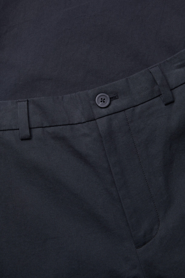 블랙 루즈핏 코튼 셋업 팬츠는 포멀한 스타일을 추구하는 남성 고객을 위한 사계절용 긴 바지입니다. 면 소재로 제작되어 편안한 착용감을 제공하며, 루즈핏 디자인으로 활동성을 높였습니다. 하프 밴딩 처리로 편안함을 더했으며, 셋업으로 스타일링하여 출근룩, 비즈니스 캐주얼, 모임룩 등 다양한 TPO에 활용할 수 있습니다. 클래식, 미니멀, 시크한 스타일을 연출하기에 적합합니다.
