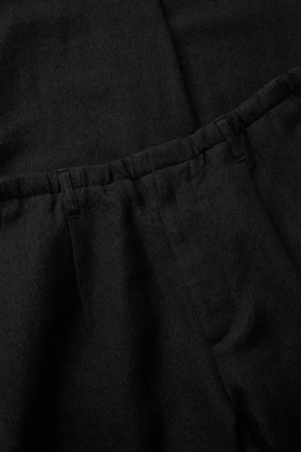 블랙 와이드 핏 거즈 셋업 팬츠는 가을, 겨울 시즌 남성들을 위한 포멀 스타일의 셋업 팬츠입니다. 일본 수입 거즈 조직 소재로 제작되어 부드러운 촉감과 고급스러운 분위기를 선사합니다. 와이드핏으로 편안한 착용감을 제공하며, 원턱 디자인과 스트링 디테일이 더해져 미니멀하면서도 시크한 매력을 더합니다. 오피스룩, 비즈니스 캐주얼, 모임룩 등 다양한 TPO에 활용 가능하며, 클래식한 스타일을 선호하는 분들께 추천합니다. 하프 밴딩 처리로 활동성을 높였습니다.
