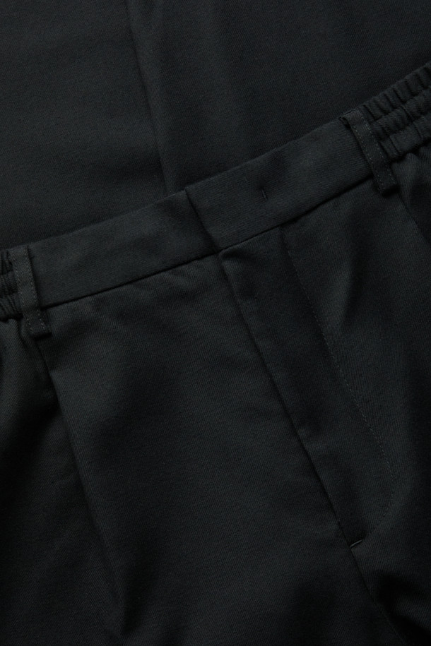 블랙 와이드 핏 코튼 울 셋업 팬츠는 포멀한 스타일을 연출하기에 완벽한 셋업 팬츠입니다. 코튼, 울, 린넨 혼방 소재로 제작되어 편안하면서도 고급스러운 착용감을 선사합니다. 와이드핏 디자인과 원턱 디테일이 트렌디하면서도 시크한 분위기를 더하며, 하프 밴딩과 스트링으로 편안한 착용감을 제공합니다. 오피스룩, 비즈니스 캐주얼, 모임룩 등 다양한 TPO에 활용 가능하며, 클래식, 미니멀, 시크 스타일을 즐겨 입는 분들께 추천합니다. 셋업으로 출시되어 세련된 스타일을 완성할 수 있습니다.
