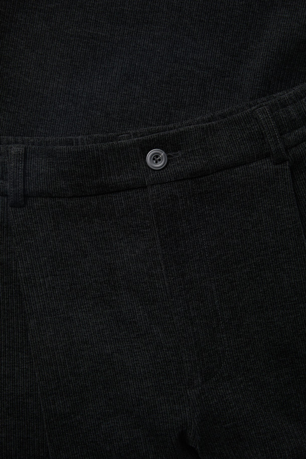 블랙 벨벳 드로우스트링 팬츠는 부드러운 촉감의 벨벳 소재와 포근한 두께감으로 가을, 겨울 시즌에 안성맞춤입니다. 와이드핏으로 편안함을 강조했으며, 하프 밴딩과 스트링 디테일로 활동성을 더했습니다. 무지 디자인에 원턱을 더해 캐주얼하면서도 미니멀한 스타일을 연출할 수 있습니다. 출근룩과 모임룩 모두 소화 가능한 활용도 높은 아이템입니다.
