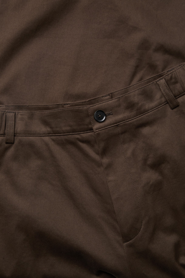 브라운 플랩 디테일 팬츠는 남성용 와이드 팬츠로, 가을과 겨울에 따뜻하게 착용할 수 있습니다. 겉감은 면 소재, 안감은 기모로 제작되어 부드러운 착용감을 선사하며, 신축성이 있어 편안한 활동성을 보장합니다. 루즈핏에 두꺼운 두께감으로 보온성을 높였으며, 무지 패턴에 페이크 플랩 포켓, 다트, 허리 비조 디테일이 더해져 캐주얼하면서도 클래식한 무드를 연출합니다. 출근룩이나 모임룩 등 다양한 TPO에 활용 가능하며, 미니멀한 스타일을 즐기는 분들께 추천합니다.
