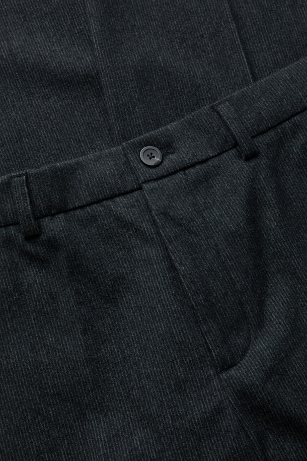 블랙 루즈 핏 코듀로이 셋업 팬츠는 가을, 겨울 시즌에 어울리는 남성용 바지입니다. 두꺼운 두께감의 코듀로이 소재로 제작되어 포멀한 스타일을 연출하며, 루즈핏 디자인으로 편안한 착용감을 선사합니다. 하프 밴딩 디테일이 있으며, 세트업으로도 활용 가능하여 출근룩, 비즈니스 캐주얼, 모임룩 등 다양한 TPO에 적합합니다. 클래식, 미니멀, 시크한 스타일을 선호하는 분들께 추천합니다.
