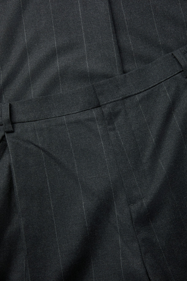 그레이 와이드 핏 원턱 스트라이프 셋업 팬츠는 가을, 겨울 시즌 남성들을 위한 클래식 스타일의 팬츠입니다. 울, 폴리에스테르, 캐시미어, 폴리우레탄 혼방 소재로 제작되어 부드러운 촉감과 편안한 착용감을 선사합니다. 릴랙스 핏에 와이드한 실루엣, 핀턱 디테일, 벨트고리, 버클 허리끈으로 디자인되어 출근룩, 비즈니스 캐주얼, 모임룩 등 다양한 TPO에 활용 가능합니다. 미니멀하고 시크한 분위기를 연출하며, 스트라이프 패턴으로 세련된 포인트를 더했습니다. 벨트 착용이 가능하며, 셋업 스타일링으로 더욱 완성도 높은 룩을 연출할 수 있습니다.
