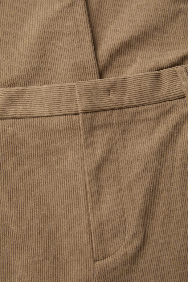 베이지 와이드 핏 원턱 코듀로이 팬츠는 포근한 분위기를 연출하는 남성용 코듀로이 팬츠입니다. 넉넉한 와이드 핏으로 편안한 착용감을 선사하며, 가을과 겨울에 따뜻하게 입을 수 있는 두꺼운 두께감의 코듀로이 소재로 제작되었습니다. 허리 부분은 하프 밴딩 처리되어 활동성을 높이고, 원턱 디테일과 사이드 포켓으로 실용성을 더했습니다. 출근룩이나 모임룩 등 다양한 TPO에 캐주얼, 클래식, 미니멀 스타일로 활용하기 좋습니다. 부드러운 촉감과 베이직한 디자인으로 데일리 팬츠로 손색없습니다.
