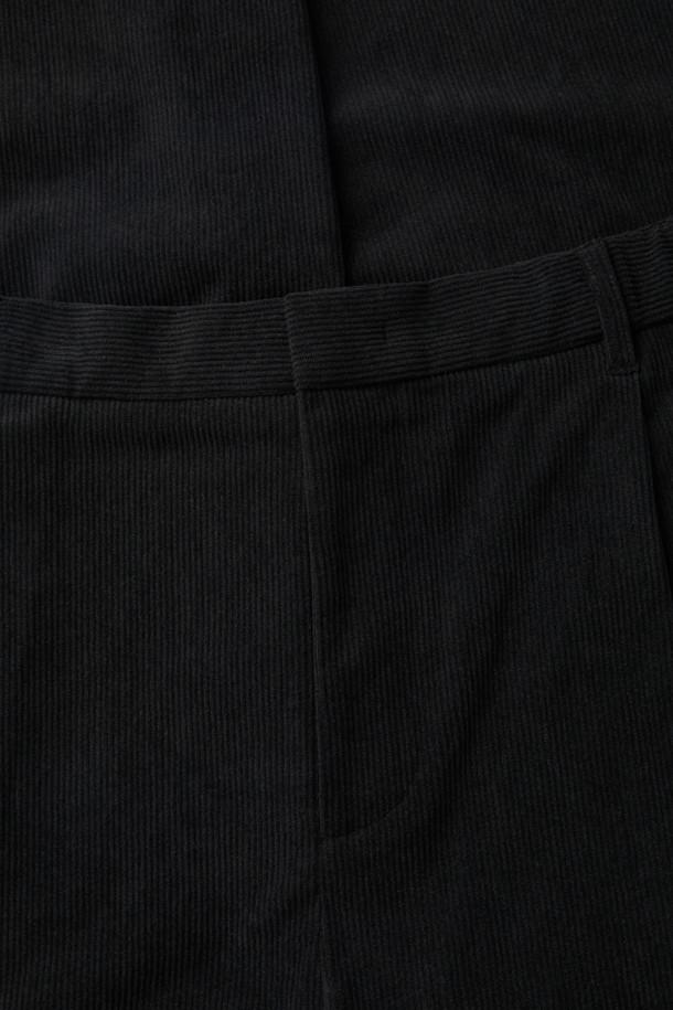 블랙 와이드 핏 원턱 코듀로이 팬츠는 가을과 겨울, 쌀쌀한 날씨에 따뜻하고 스타일리시하게 연출하기 좋은 남성용 바지입니다. 부드러운 촉감의 두꺼운 코듀로이 소재로 제작되어 편안한 착용감을 선사하며, 와이드핏 디자인으로 트렌디한 무드를 더합니다. 넉넉한 핏감과 원턱 디테일이 활동성을 높여주며, 하프 밴딩 처리로 허리 부분의 편안함까지 놓치지 않았습니다. 베이직하고 캐주얼한 스타일로, 출근룩이나 모임룩 등 다양한 TPO에 활용 가능하며, 캐주얼, 클래식, 미니멀 등 어떤 스타일에도 잘 어울립니다.
