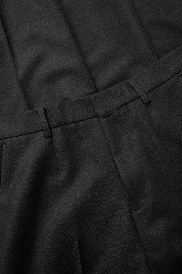 그레이 와이드 핏 울 셋업 팬츠는 가을과 겨울, 오피스룩, 비즈니스 캐주얼, 출근룩을 위한 남성용 울 팬츠입니다. 이탈리아 마르조또사의 고급 원단을 사용하여 제작되었으며, 미니멀하고 클래식한 스타일을 연출합니다. 와이드 핏으로 편안함과 세련된 실루엣을 동시에 제공하며, 두꺼운 두께감으로 따뜻하게 착용할 수 있습니다. 셋업으로 출시되어, 다채로운 스타일링을 완성할 수 있습니다. 무지 디자인으로 어떤 상의와도 쉽게 매치하여 활용도를 높였습니다.