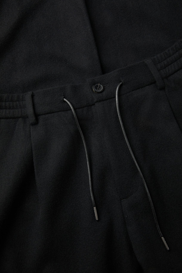 블랙 와이드 핏 턱 울 팬츠는 가을과 겨울에 어울리는 클래식 스타일의 울 팬츠입니다. 넉넉한 루즈핏 와이드 실루엣으로 편안하면서도 시크한 무드를 연출합니다. 턱 디테일과 밑단 스트링으로 디자인 포인트를 더했으며, 히든 스냅 소매로 깔끔함을 강조했습니다. 오피스룩, 출근룩, 모임룩 등 다양한 TPO에 활용 가능하며, 미니멀하고 시크한 스타일을 완성합니다.
