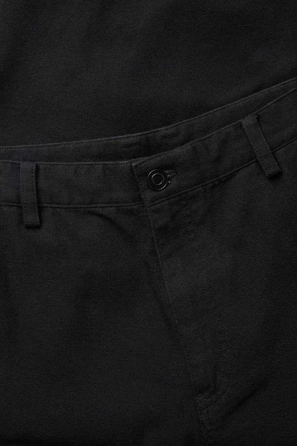 **BISCO SMITH (비스코 스미스) 블랙 코튼 카펜터 팬츠**

BISCO SMITH (비스코 스미스) 블랙 코튼 카펜터 팬츠는 스트릿 스타일을 기반으로, 워크웨어와 캐주얼 무드를 더한 긴 기장의 와이드핏 면 바지입니다. 무릎 부분의 파라슈트 레이어 디자인과 BISCO SMITH 'AsAbove' 자수 디테일이 특징입니다. 고밀도 코튼 소재를 사용하여 튼튼하며, 두꺼운 두께감으로 제작되었습니다. 편안하면서도 개성 있는 스타일을 연출하기에 좋은 아이템입니다.
