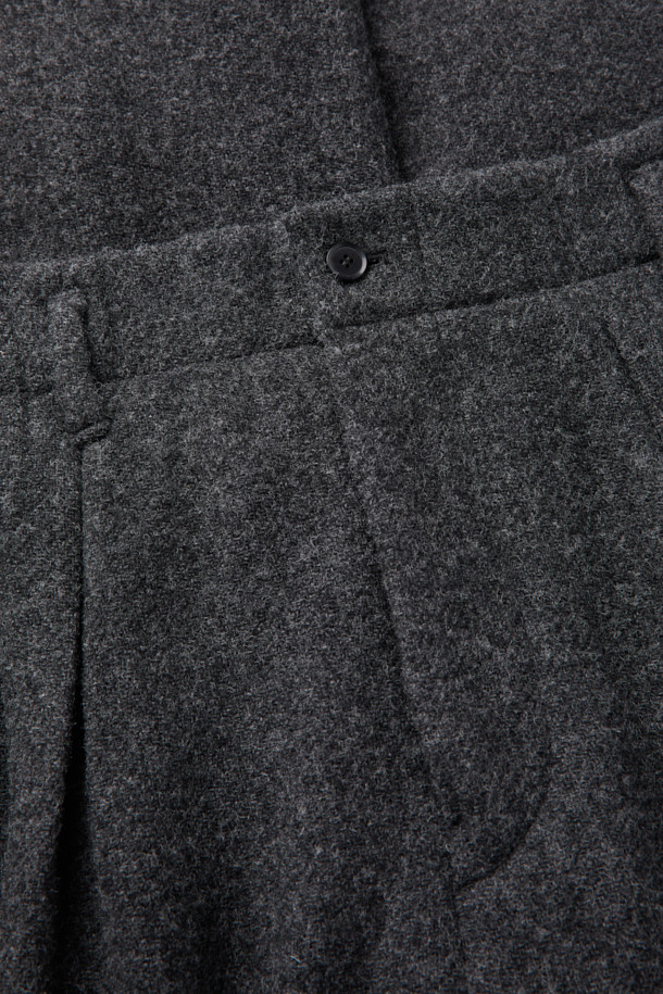 [HED MAYNER] 그레이 울 커브드 팬츠는 모던하고 미니멀한 스타일을 추구하는 남성을 위한 울 팬츠입니다. 가을과 겨울에 어울리는 두꺼운 두께감의 루즈핏 와이드 팬츠로, 부드러운 촉감의 울 소재로 제작되었습니다. 커브드 실루엣과 구조적인 볼륨감이 특징이며, 무릎 다트, 뒷절개 라인, YKK 지퍼 디테일로 완성도를 높였습니다. 출근룩, 비즈니스 캐주얼, 모임룩 등 다양한 TPO에 활용 가능한 클래식하고 시크한 아이템입니다.
