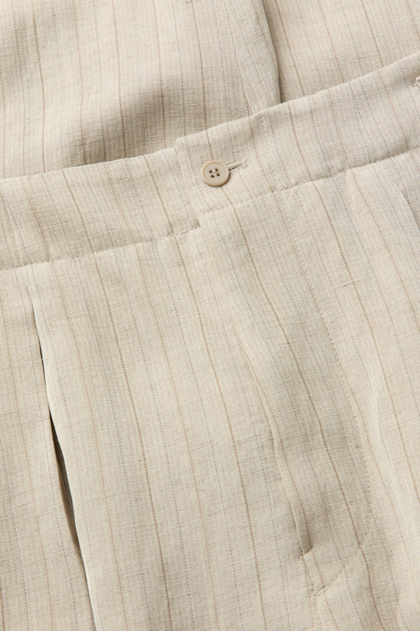 [HED MAYNER] 아이보리 린넨 커브드 팬츠는 미니멀하고 모던한 스타일을 추구하는 남성분들을 위한 제품입니다. 부드러운 린넨과 레이온 혼방 소재로 제작되어 봄, 여름 시즌에 시원하게 착용하기 좋습니다. 와이드 핏과 루즈핏으로 편안한 착용감을 선사하며, 허리선 주름, 무릎 다트 디테일, 뒷절개 라인이 돋보입니다. YKK 지퍼와 사이드, 후면 포켓 디테일로 실용성을 더했으며, 데이트룩, 출근룩 등 다양한 TPO에 활용 가능합니다.
