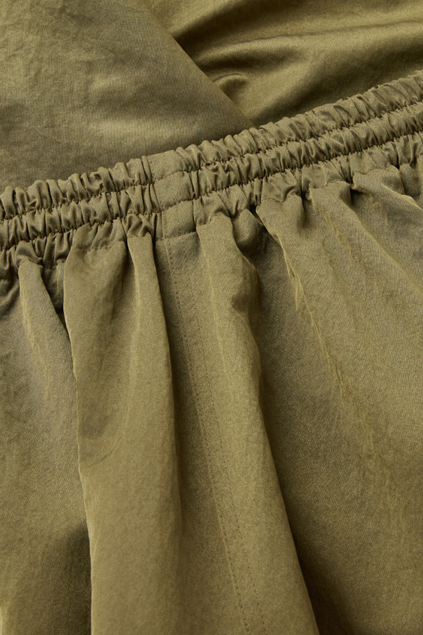 [HED MAYNER] 골드 나일론 유도 팬츠는 이탈리안 나일론 원단으로 제작되어 부드러운 촉감과 은은한 광택감이 돋보입니다. 허리 주름 디테일과 내부 스트링, 포켓 하단의 포인트 라벨이 특징이며, 벌룬핏과 루즈핏으로 편안하면서도 볼륨감 있는 실루엣을 연출합니다. 여행룩, 산책룩 등 다양한 TPO에 활용 가능하며, 미니멀, 캐주얼, 시티보이 스타일을 즐겨 입는 분들께 추천합니다. 무지 디자인으로 어떤 상의와도 매치하기 용이하여 데일리 팬츠로 활용하기 좋습니다.
