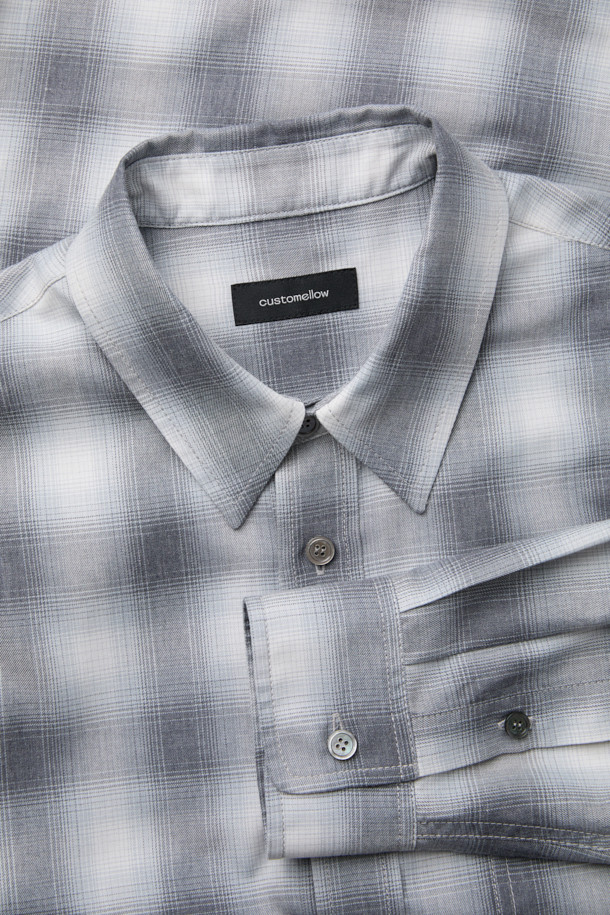 그레이 릴렉스 핏 체크 셔츠는 남성용 셔츠로, 캐주얼하고 미니멀한 스타일을 연출하기 좋습니다. 봄, 가을에 적합하며, 출근룩 및 비즈니스 캐주얼에도 활용 가능한 TPO를 갖췄습니다. 폴리에스터, 코튼, 레이온 혼방 소재로 제작되어 편안한 착용감을 선사하며, 레귤러 기장의 차이나칼라 디자인에 긴 소매와 릴렉스 핏으로 활동성을 높였습니다. 넉넉한 핏과 체크 패턴으로 편안하면서도 세련된 분위기를 자아내며, 체스트 포켓 디테일로 실용성을 더했습니다.
