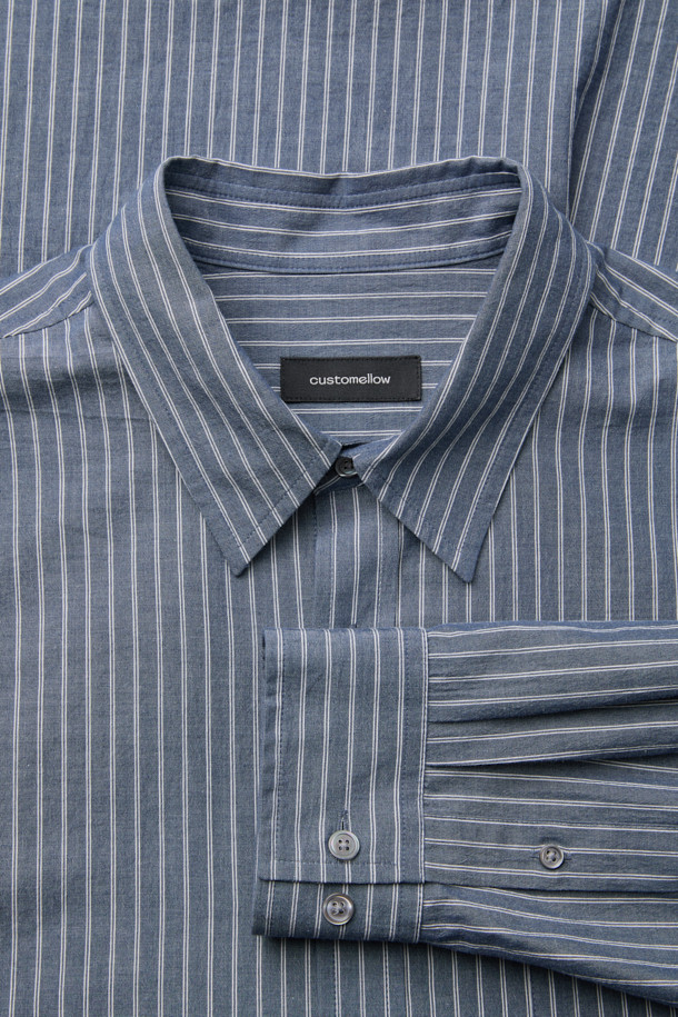 블루 컬러의 오버핏 스트라이프 셔츠입니다. 봄, 여름 시즌에 적합하며, 캐주얼, 미니멀, 클래식 스타일을 연출하기 좋습니다. 부드러운 면 소재로 제작되어 편안한 착용감을 제공하며, 얇은 두께감으로 시원하게 입을 수 있습니다. 차이나 칼라와 롱 슬리브 디자인에 포켓 디테일과 금속 장식이 더해져 포인트를 더했습니다. 남녀 모두 착용 가능한 디자인으로, 일상복으로 활용하기 좋습니다.
